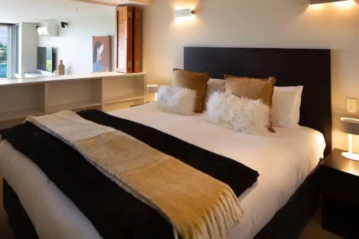 Stunning Lakeview 1 Bedroom Apartment Distretto di Distretto di Queenstown Esterno foto