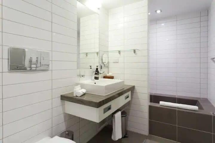 Stunning Lakeview 1 Bedroom Apartment Distretto di Distretto di Queenstown Esterno foto