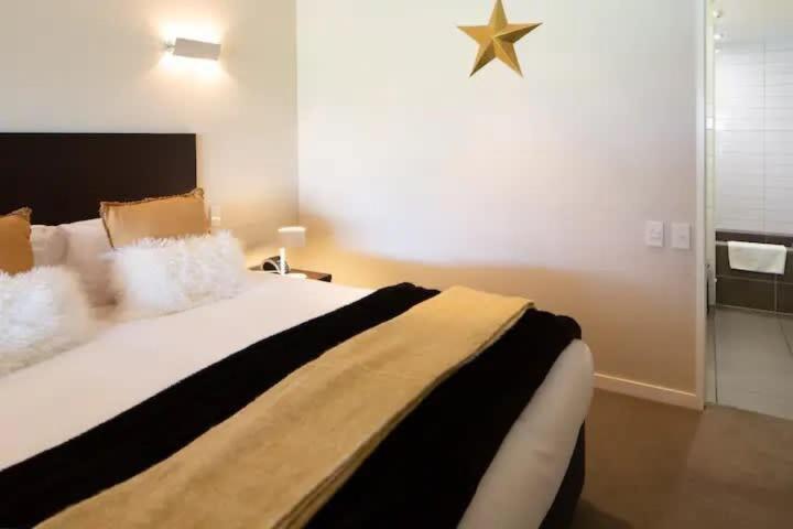 Stunning Lakeview 1 Bedroom Apartment Distretto di Distretto di Queenstown Esterno foto